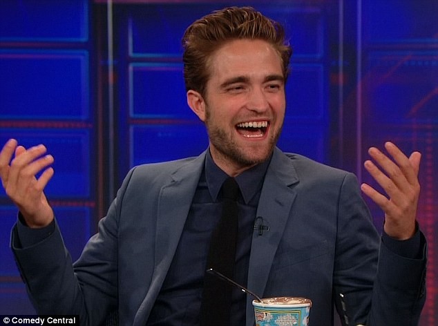 Robert Pattinson cười tươi với ly kem và những câu hỏi của MC Jon Stewart. Đây là lần đầu tiên Rob xuất hiện sau vụ phản bội của bạn gái Kristen Stewart bị báo chí "phanh phui". Nhưng Rob đã diễn xuất hoàn hảo, anh lạnh lùng, tỉnh táo trước các câu hỏi phỏng vấn. Thậm chí, anh không hề nhắc đến tên Stewart.